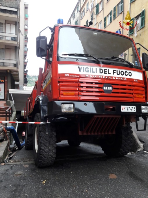 Genova: Vigili del fuoco in azione per svuotare scantinati e garage