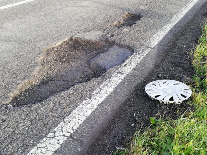 Alessandria: cantonieri al lavoro per le buche nelle strade
