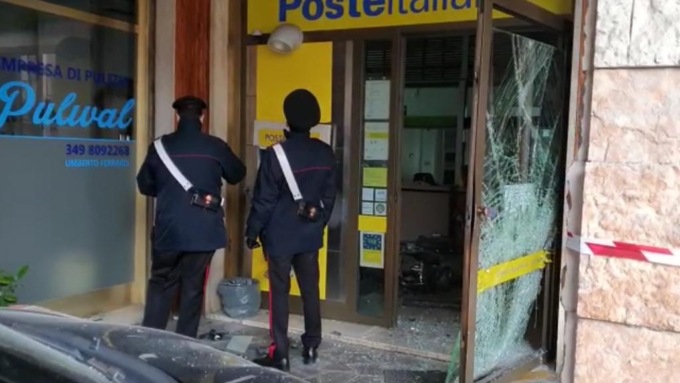 Tre ultrasessantenni assaltano Postamat:  arrestati