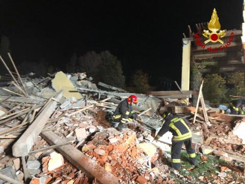 Esplosione cascina a Quargnento: tre vigili fuoco morti, rinvenuti timer