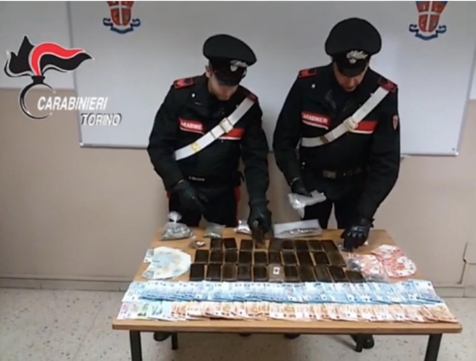 Banchette: giovane sorpreso in casa con hashish e marijuana, arrestato