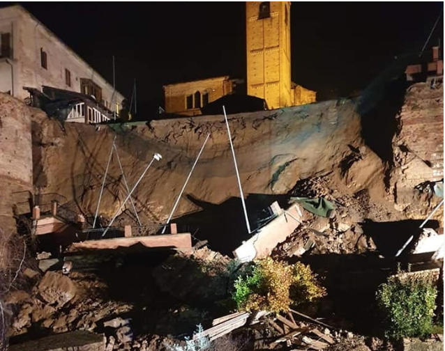 Moncalvo: tre famiglie sfollate dopo crollo muraglione