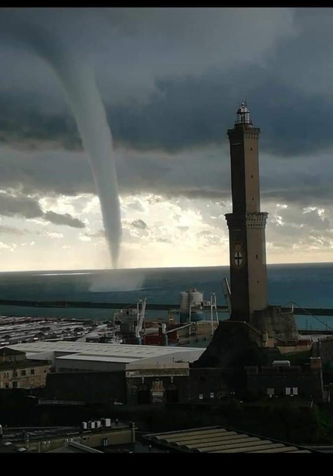 Tromba marina a Genova, davanti al Porto Antico