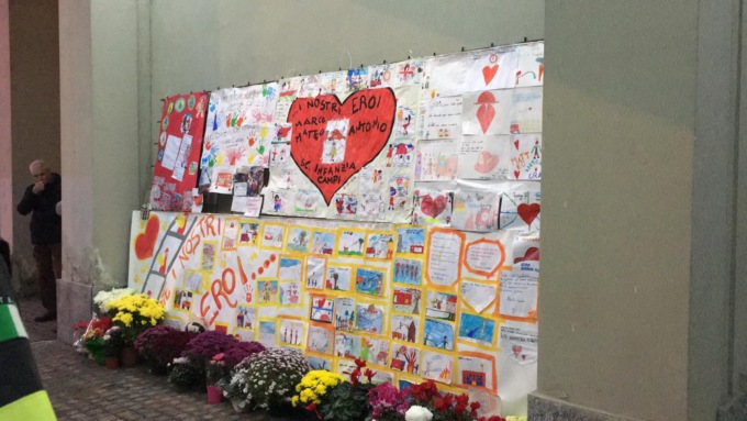 Camera ardente aperta: al funerale feretri portati dai colleghi