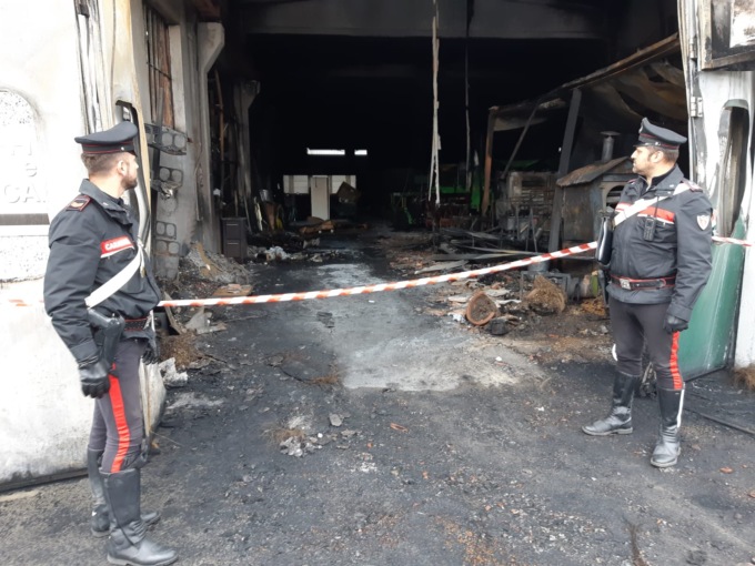 Torino: incendia azienda di famiglia per vendetta, Carabinieri arrestano piromane