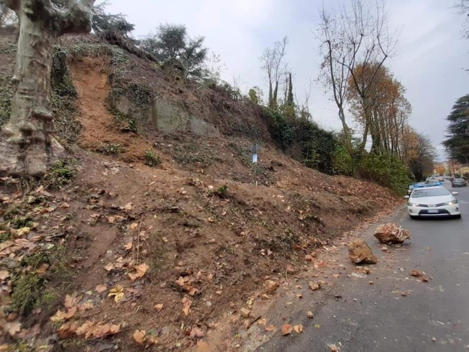 Novi Ligure, crollata parte delle mura del castello su Via Oneto