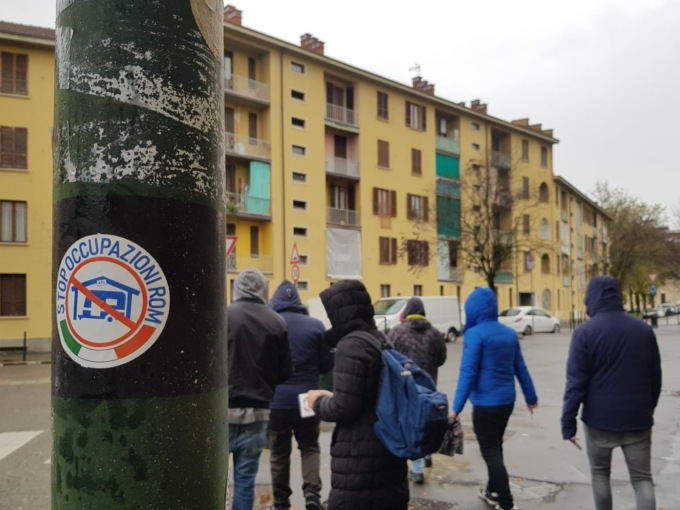 Torino: adesivi case ATC occupate dai rom