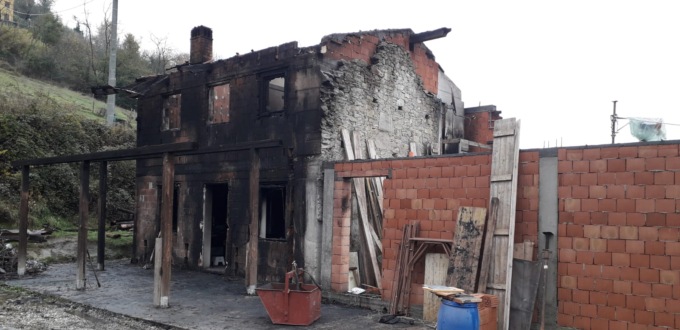 Casa in fiamme: tre sfollati a Cremolino