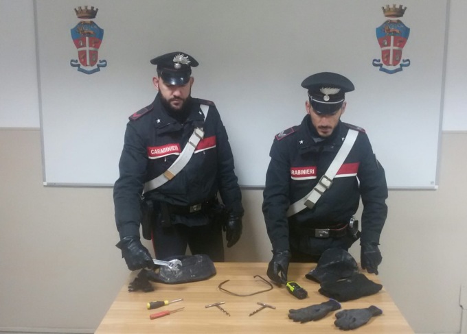 Rivarolo Canavese: svaligiano appartamento e fuggono, un arresto