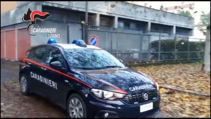 La adesca a Porta Susa, la sequestra in casa e tenta violenza sessuale: arrestato
