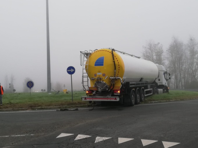 Autotreno salta rotonda: incidente sulla SP30 direzione Strevi