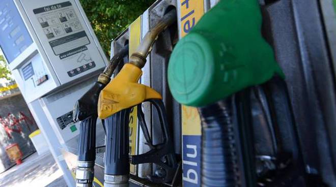 Caro benzina, ultimo giorno di sconti: dal 2023, rialzo di 18 centesimi rispetto ai prezzi attuali
