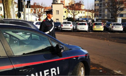 Ruba in un centro commerciale, poi i Carabinieri trovano la droga: arrestato 23enne