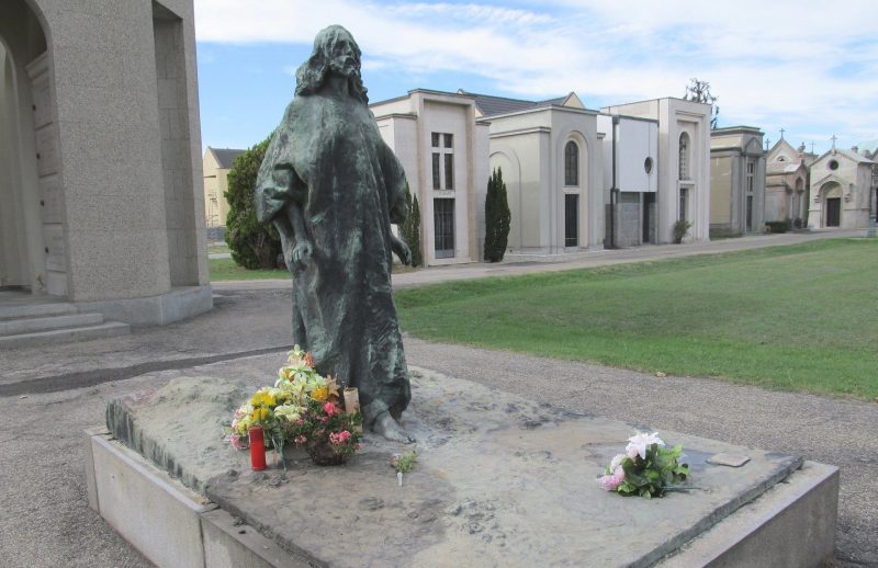 Donna aggredita e derubata al cimitero di Casale Monferrato