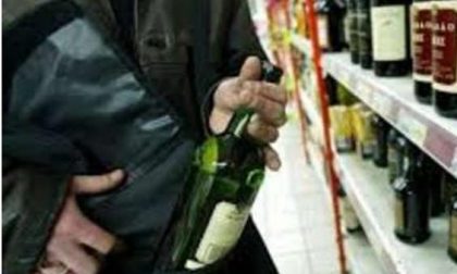 In due rubano liquori al supermercato di Tortona, uno è minorenne.