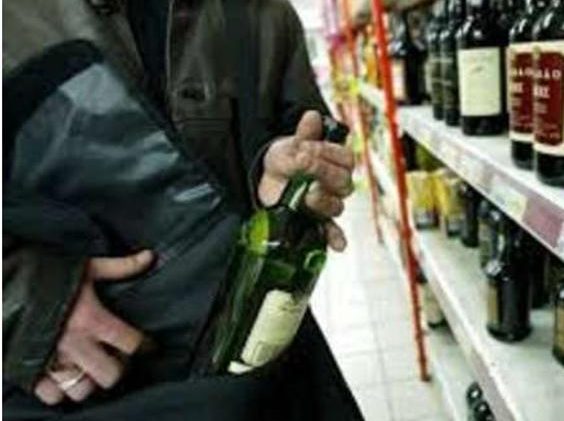 In due rubano liquori al supermercato di Tortona, uno è minorenne.