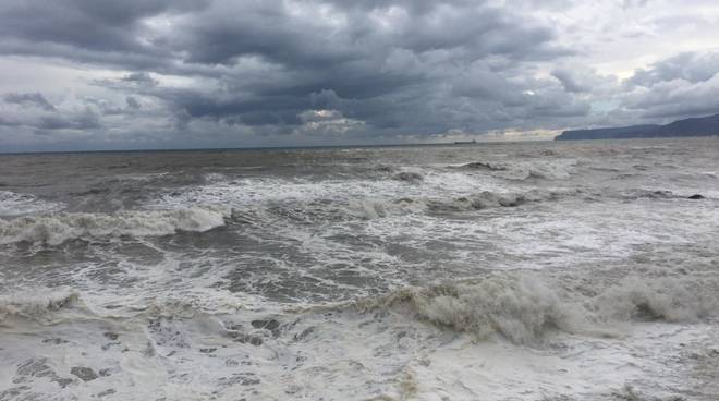 Maltempo in Liguria, possibili mareggiate durante la giornata al centro e a Levante