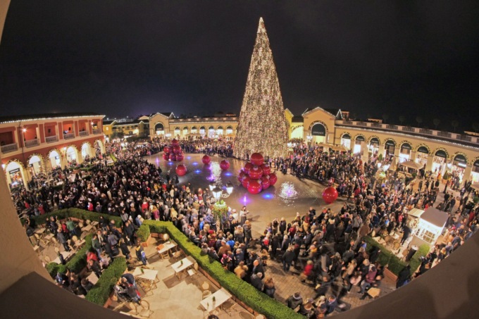 Si accende l’albero di Natale all’Outlet di Serravalle Scrivia