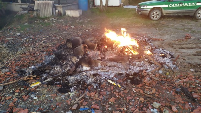 Bruciano rifiuti vegetali a Ovada e i carabinieri intervengono