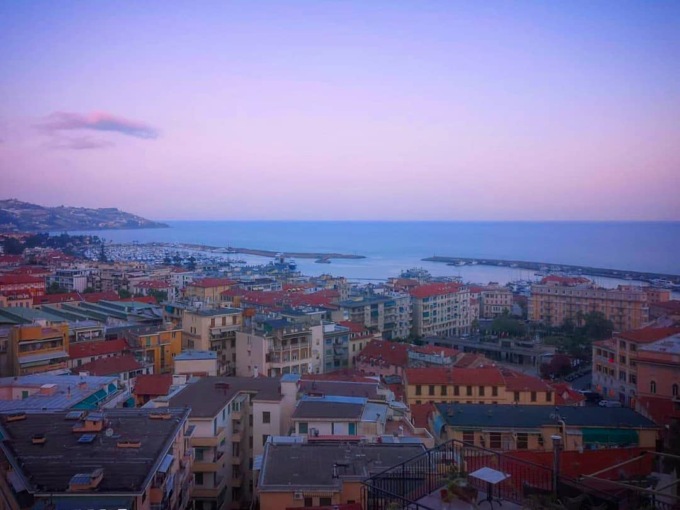 Una turista compra un alloggio e dopo un anno lo ritrova danneggiato