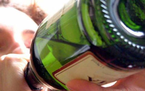 Ubriaco non trova l’auto e chiama i Carabinieri