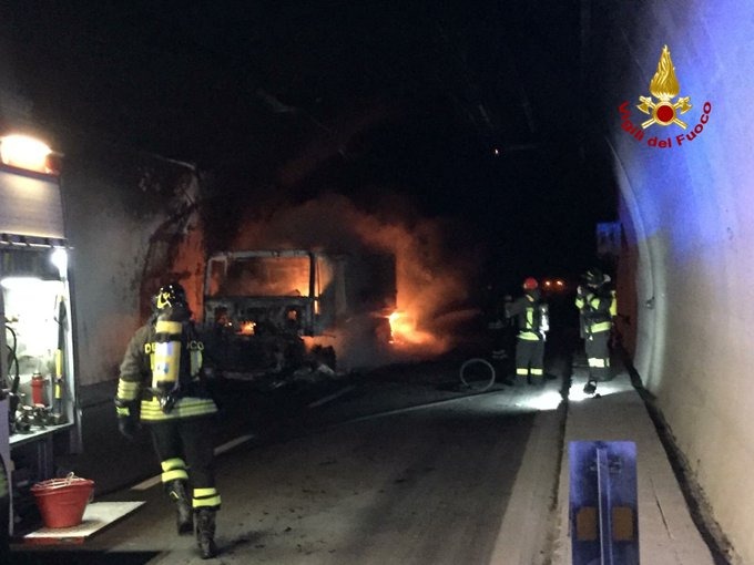 Camion in fiamme sulla A10: 42 intossicati
