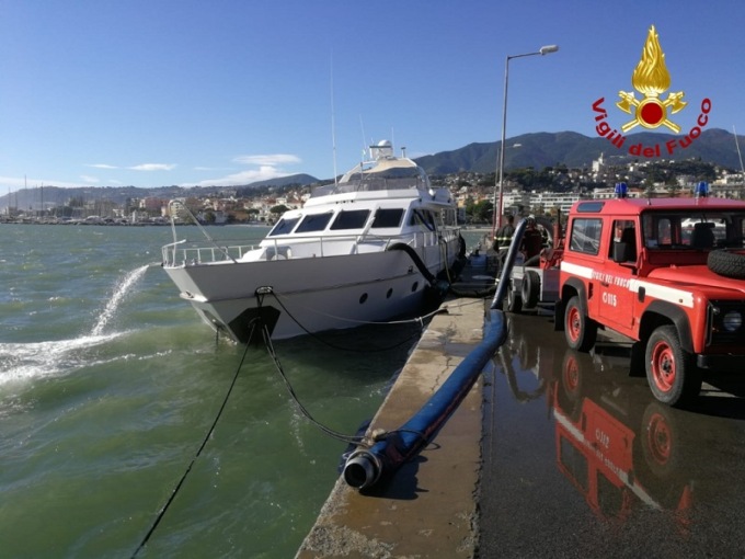 Sanremo, yacht portoghese rischia di affondare: salvo l’intero equipaggio