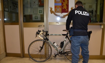 Asti, aggrediscono ciclista e gli rubano la bici