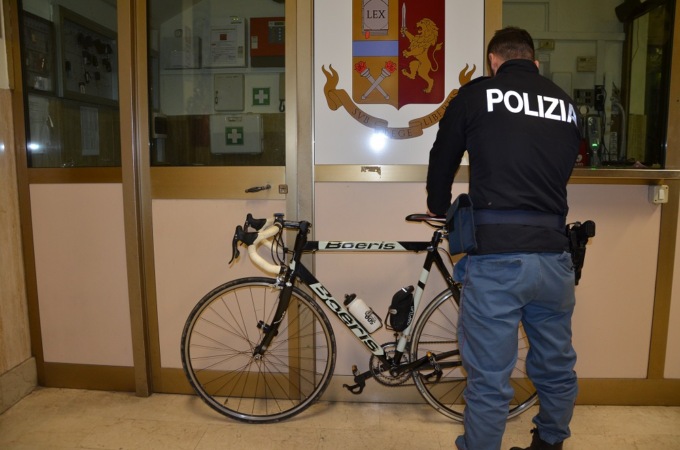 Asti, aggrediscono ciclista e gli rubano la bici