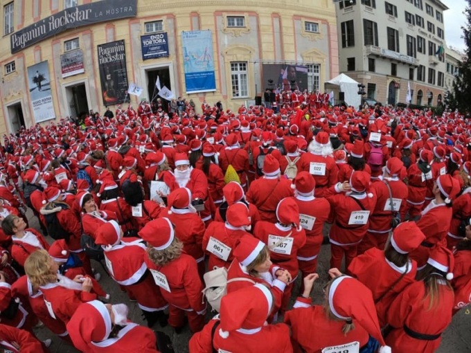 Camminata dei Babbi Natale per il Gaslini di Genova