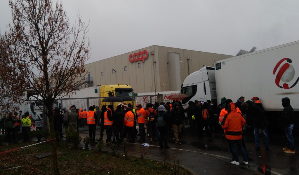 Iscritti al sindacato licenziati dal magazzino Coop: è scontro davanti ai cancelli
