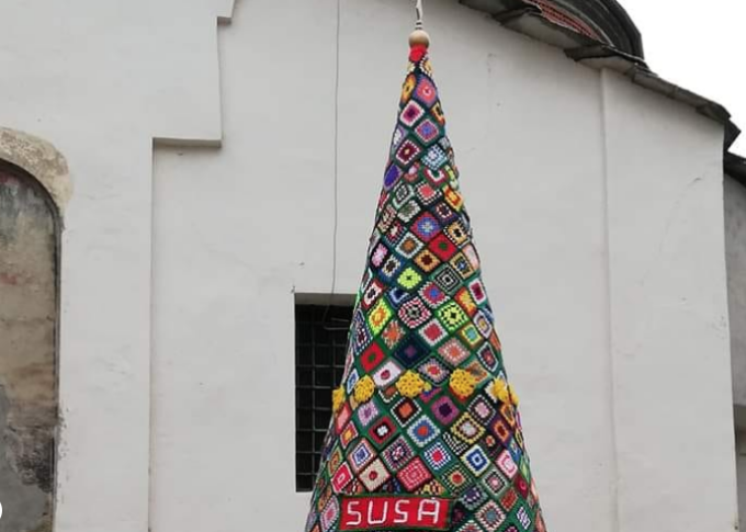 Piemonte: 37 alberi di Natale all’uncinetto