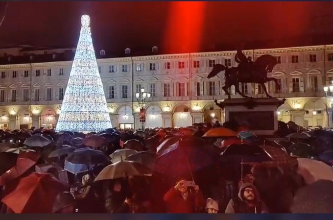 Torino: acceso l’albero di Natale in Piazza San Carlo