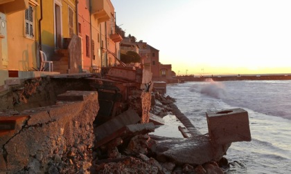 Varigotti: mareggiata spaventosa, evacuate le case