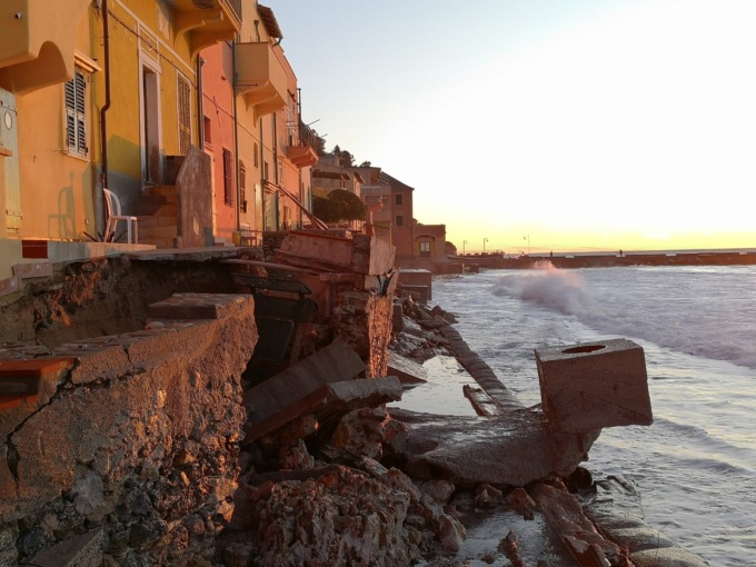 Varigotti: mareggiata spaventosa, evacuate le case