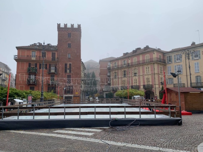 Asti: pista sul ghiaccio in piazza Statuto