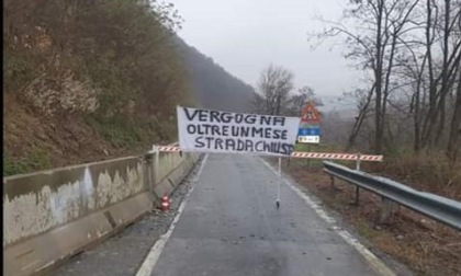 Striscione di protesta sulla SP 456 del Turchino