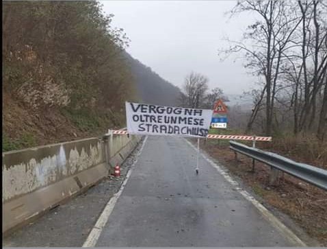 Striscione di protesta sulla SP 456 del Turchino