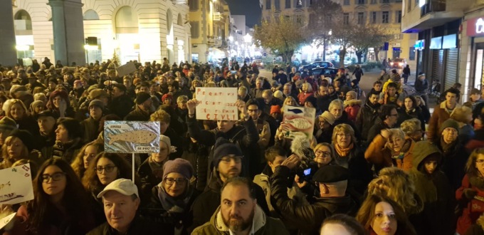Sardine Alessandria: migliaia di persone in piazza Marconi