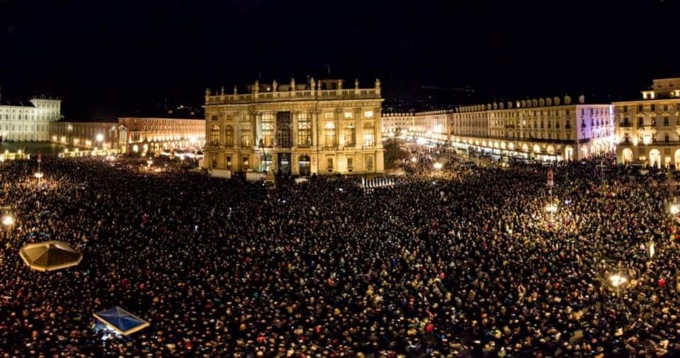 Torino, le Sardine riempiono piazza Castello