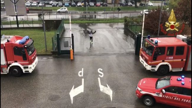 Accolto dalle sirene il vigile del fuoco che ha corso 60 chilometri in ricordo dei colleghi morti