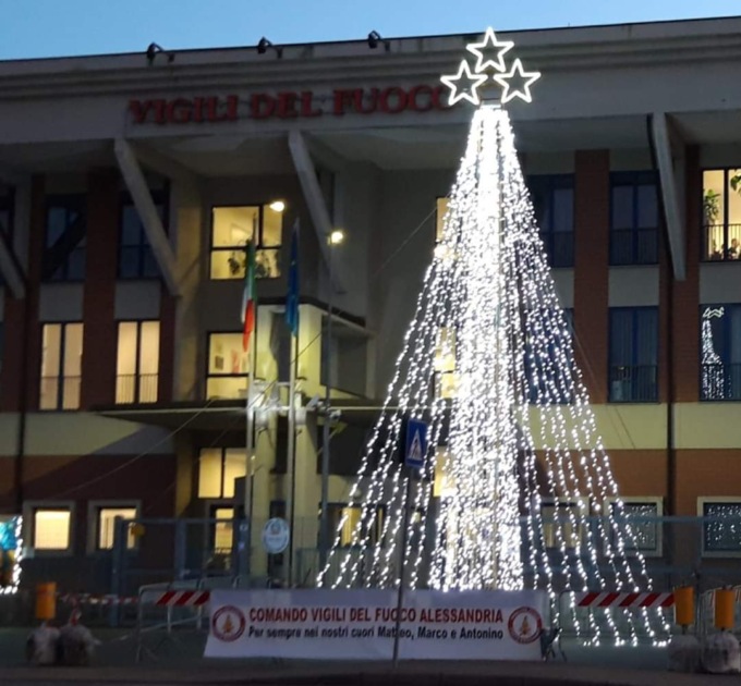 Tre stelle sulla punta dell’albero di Natale della caserma dei vigili del fuoco di Alessandria