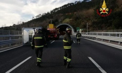Chiusa A10 per camion ribaltato da vento