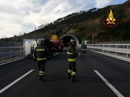 Chiusa A10 per camion ribaltato da vento