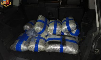 Torino: oltre 26 chili di droga nel bagagliaio dell’auto, arrestato