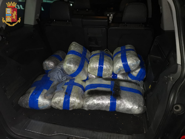 Torino: oltre 26 chili di droga nel bagagliaio dell’auto, arrestato
