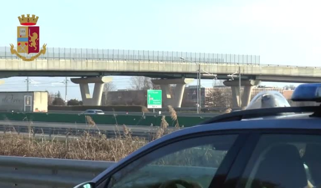 Lancia un masso di 8 kg dal cavalcavia dell’autostrada: arrestato VIDEO