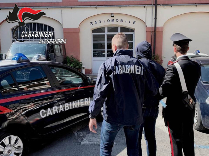 Alessandria: ruba vestiti al mercato, fermato dai carabinieri