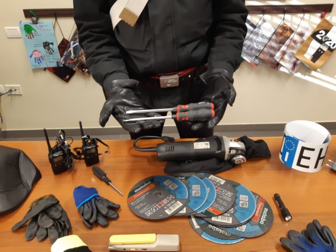 Torino: fermata auto con “scrigno segreto” per nascondere refurtiva