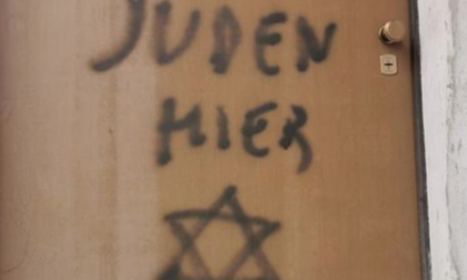 Shock a Mondovì: scritta “qui ebrei” su porta del figlio di Lidia Rolfi
